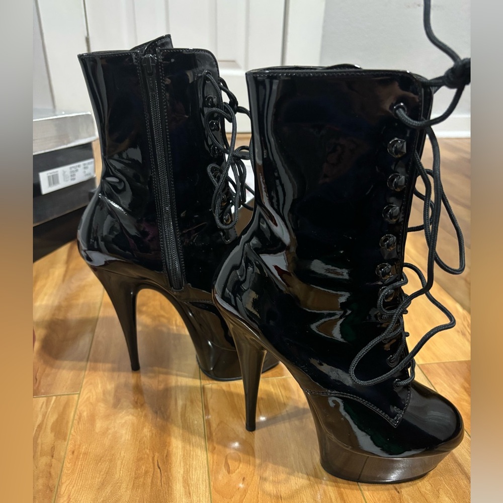 “Pleaser” exotic dancer boots. Only worn once, in very good condition.